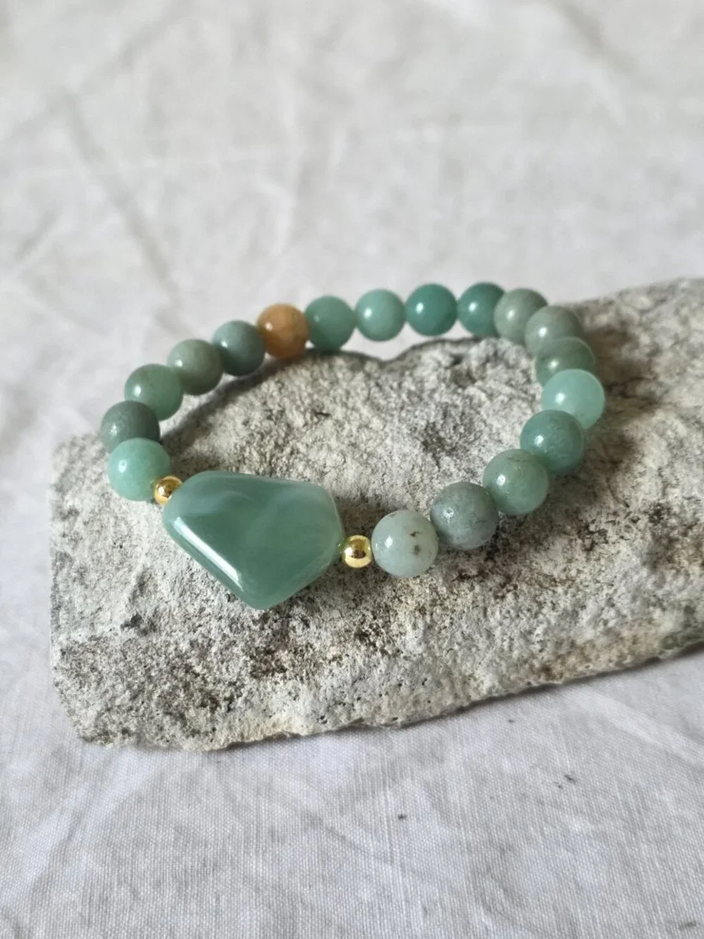 NWOT! Pretty Bracelet with Round Turquoise and Gold Colored Beads